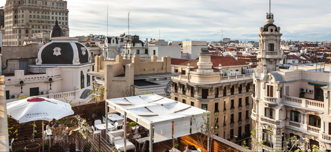 Vista superior de la terraza con la Gran Vía al fondo